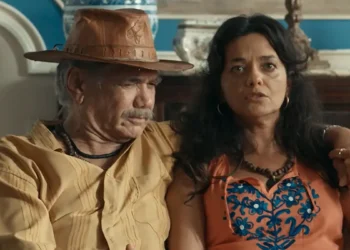 Deocleciano abraçado com Morena em cena da Renascer.