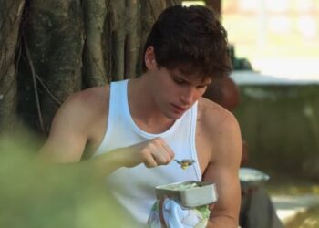 Conrado comendo marmita no haras
