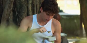 Conrado comendo marmita no haras