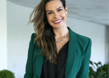 Livia Rossy caracterizada como Gina em Família é