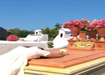 Alma Gêmea: Serena vai ao túmulo de Luna, cai em lágrimas ao sentir uma angustia no peito e desmaia: “é como se eu tivesse lá dentro”