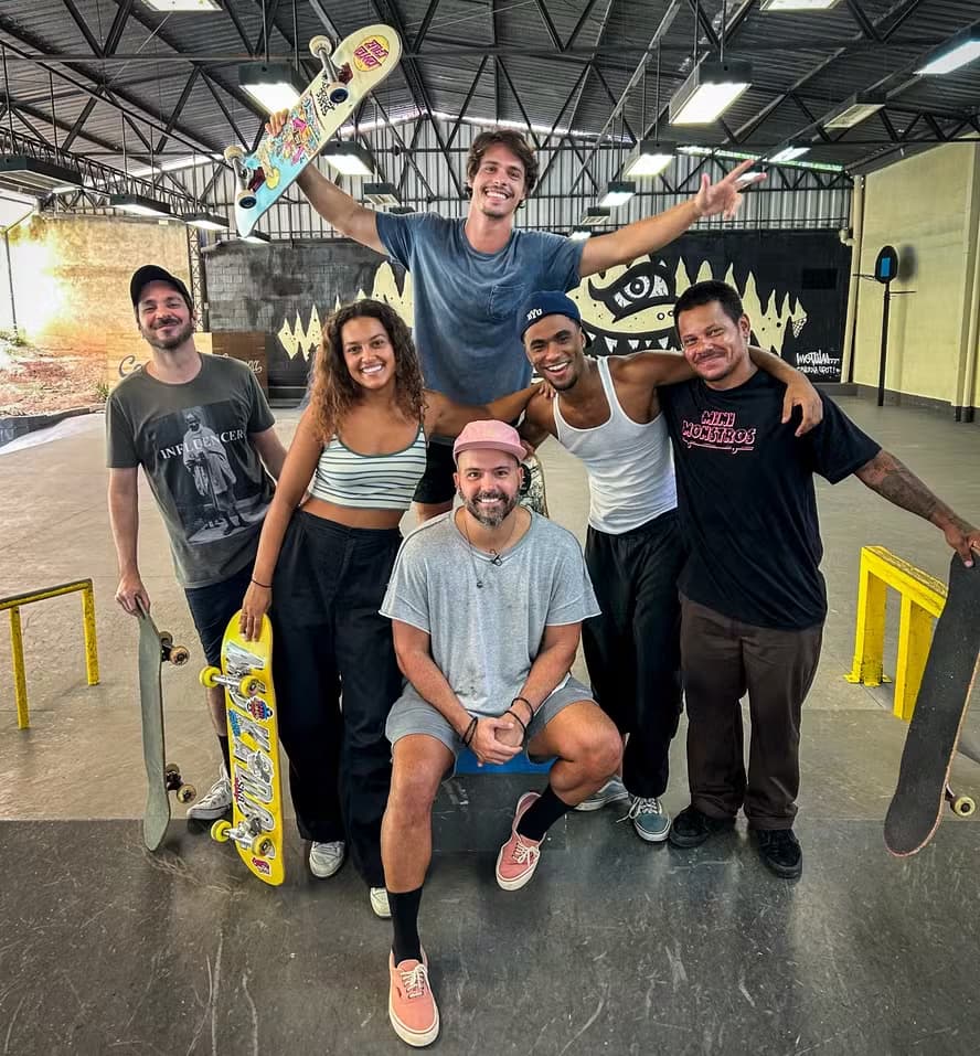 Elenco que compõe o skate em Família é Tudo ao lado de Lucas Gutierrez, apresentador do Esporte Espetacular