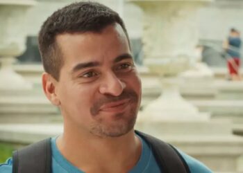 Júpiter (Thiago Martins) sorridente