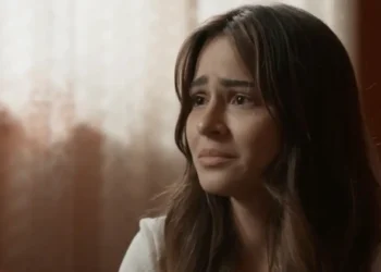 Sandra com olhar de tristeza em cena de Renascer.