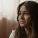 Sandra com olhar de tristeza em cena de Renascer.