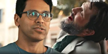Augusto (à esquerda) olhando assustado para Egídio (à direita), que está ferido em cena de Renascer.