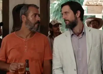 José Inocêncio (à esquerda) e Egídio (à direita) se encarando em cena de Renascer.