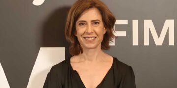 Fernanda Torres sorrindo para foto