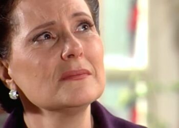 Agnes chorando