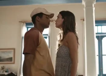 João Pedro e Mariana prestes a se beijarem e cena da novela Renascer.