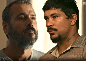 José Inocêncio (à esquerda) encarando Damião (à direita) em cena de Renascer.
