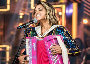Lucy Alves tocando sanfona
