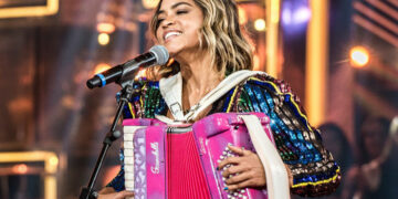 Lucy Alves tocando sanfona