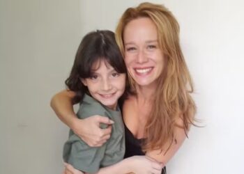 Miguel Bottini e Mariana Ximenes posam para foto