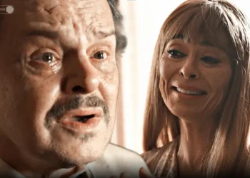 Norberto (à esquerda) com olhar de surpresa ao encarar Jacutinga (à direita) em Renascer.