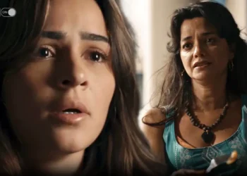 Sandra (à esquerda) com olhar de tristeza e Morena (à direita) em Renascer.