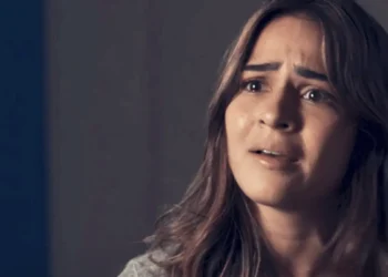 Sandra (à direita) com olhar de assustada em cena da novela Renascer.