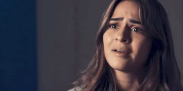 Sandra (à direita) com olhar de assustada em cena da novela Renascer.