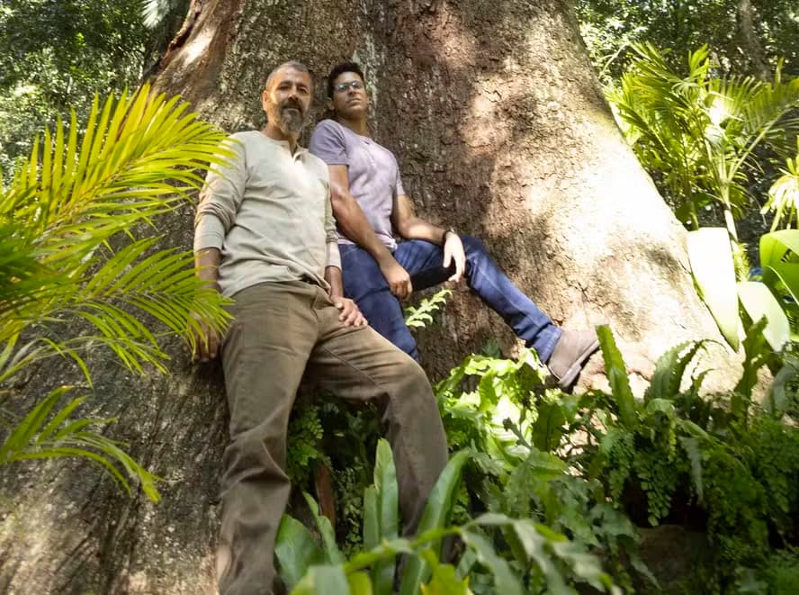 Marcos Palmeira e Renan Monteiro posam nos bastidores