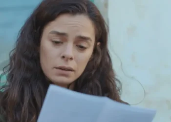 Força de Mulher: Bahar vai à cidade onde Sarp nasceu, descobre carta que ele deixou antes de morrer e fica chocada com o que lê