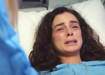 Bahar em uma cama de hospital chorando em Força de Mulher.