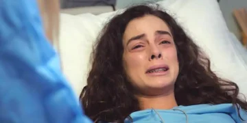 Bahar em uma cama de hospital chorando em Força de Mulher.