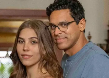Buba e Augusto abraçados e sorrindo em Renascer.