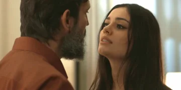 Egídio (à esquerda) sendo encarado por Eliana (à direita) em Renascer.