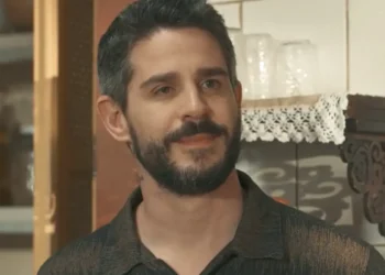 Eriberto com olhar de satisfação em cena de Renascer.