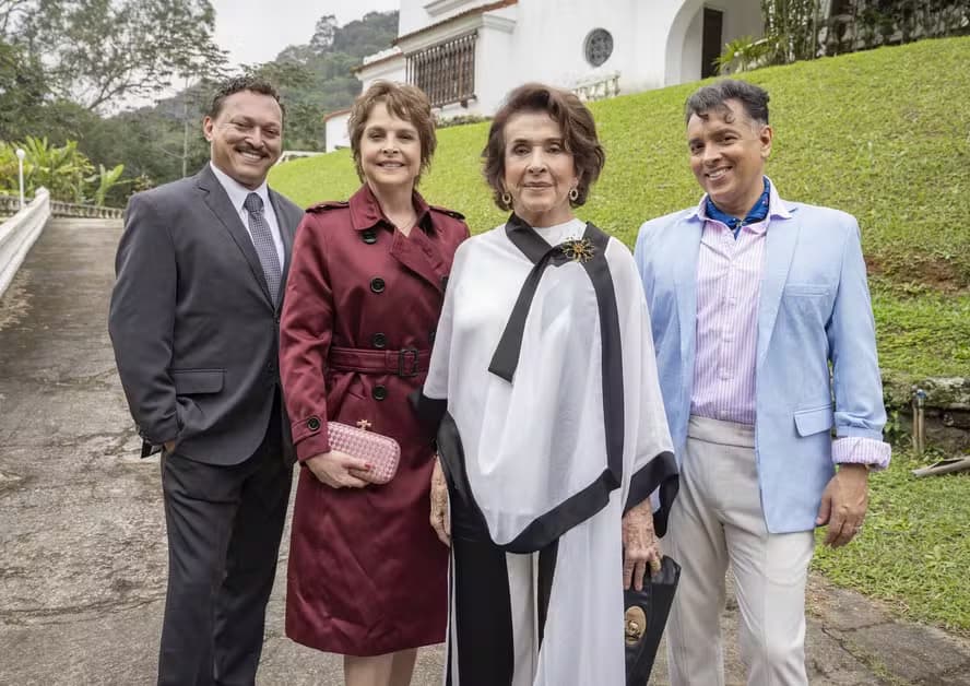 Fabio Lago, Drica Moraes, Betty Faria e Rodrigo Fagundes posam para foto nos bastidores