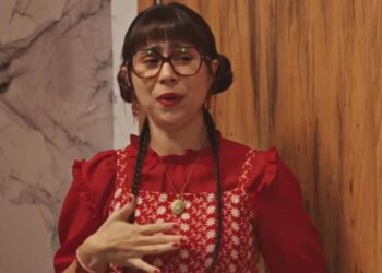 Lupita (Daphne Bozaski) assustada