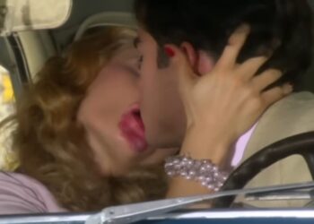 Kátia e Felipe se beijam no carro