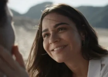 Sandra sorrindo para João Pedro em cena de Renascer.