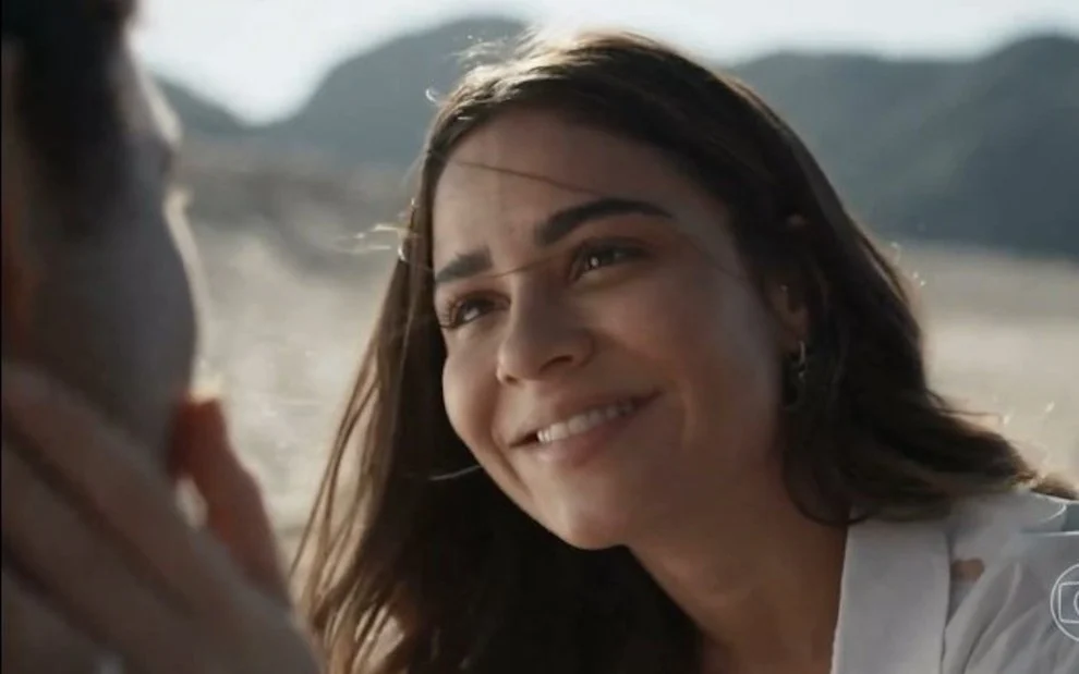 Sandra sorrindo para João Pedro em cena de Renascer.