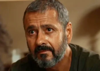 Renascer: José Inocêncio fica paraplégico após ser atingido em cheio e recorre a uma cadeira de rodas para se locomover