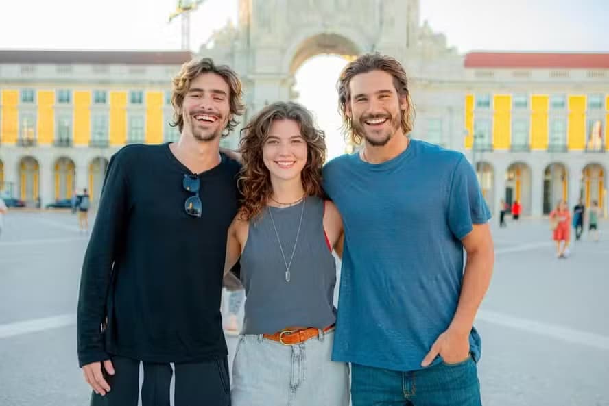 Bruno Montaleone, Alanis Guillen e Nicolas Prattes posam nos bastidores das gravações de Mania de Você