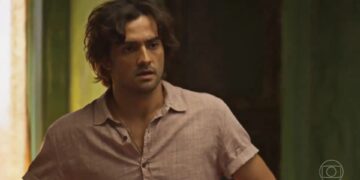 Artur (Túlio Starling) assustado