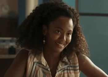Professora Lu, personagem de Eli Ferreira, sorrindo em Renascer.