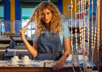 Isadora Cruz caracterizada como Roxelle de Volta por Cima