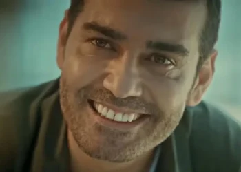 Sarp sorrindo em cena de Força de Mulher.