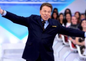 Silvio Santos com os braços abertos