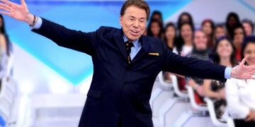 Silvio Santos com os braços abertos