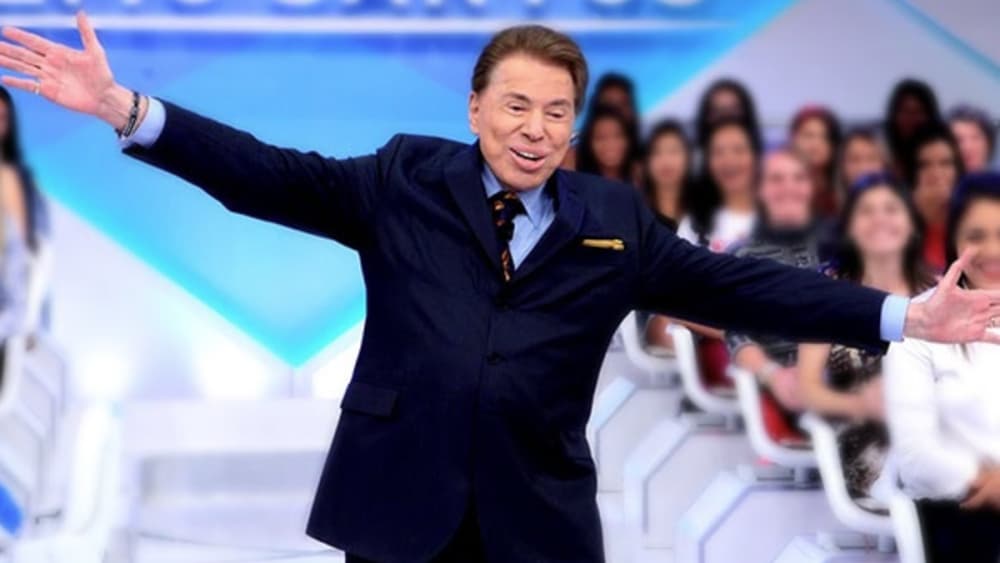 Silvio Santos com os braços abertos