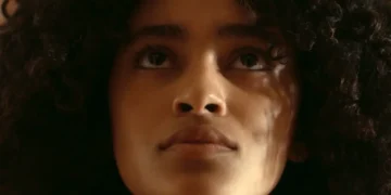 Teca, com olhar de assustada, em cena de Renascer.