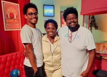 Ícaro Silva, Tatiana Tiburcio e Cridemar Aquino posam nos bastidores