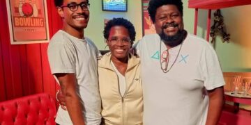 Ícaro Silva, Tatiana Tiburcio e Cridemar Aquino posam nos bastidores