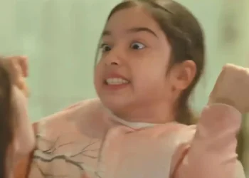 Nissan, filha de Bahar, desesperada, em cena de Força de Mulher.