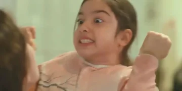 Nissan, filha de Bahar, desesperada, em cena de Força de Mulher.