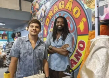 Adanilo e Fabrício Boliveira posam para foto nos bastidores de novelaAdanilo e Fabrício Boliveira posam para foto nos bastidores de novela