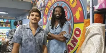 Adanilo e Fabrício Boliveira posam para foto nos bastidores de novelaAdanilo e Fabrício Boliveira posam para foto nos bastidores de novela